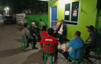 Patroli Siskamling di Kotabaru, Kapolsek Bekasi Barat Ajak Warga Guyub Jaga Lingkungan
