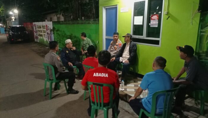 Patroli Siskamling di Kotabaru, Kapolsek Bekasi Barat Ajak Warga Guyub Jaga Lingkungan