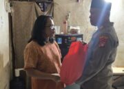 Berbagi dan Peduli, Kapolsek Bekasi Barat Berikan Bantuan Kepada Lansia