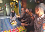 Peduli dan Empati, Kapolsek Bekasi Barat Jenguk ASN yang Sedang Sakit