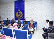 PANGKORMAR DAMPINGI KASAL DAN SESKAB DALAM PENYERAHAN SANTUNAN PRESIDEN KEPADA KELUARGA PRAJURIT YANG GUGUR JELANG HUT TNI KE-80
