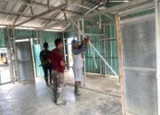 Satgas TMMD ke-126 Kodim 1810/Tambrauw dan Warga Kampung Babak Gotong Royong Rehabilitasi Gereja Advent