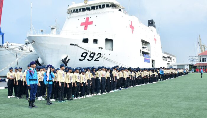 DARI DERMAGA KOLINLAMIL, PELAJAR SMP HANG TUAH IKUTI PELAYARAN PEMBINAAN KARAKTER BANGSA KE-VII