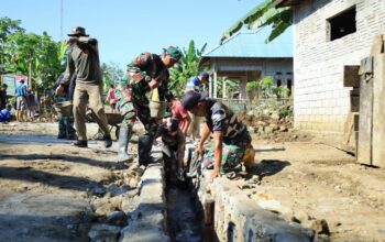 Gotong Royong Tanpa Lelah, Satgas TMMD Kodim 1505/Tidore Bangun Drainase Demi Desa Lebih Baik
