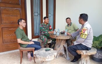 Babinsa Jatiasih dan Bhabinkamtibmas Eratkan Kebersamaan dengan Warga Melalui Komsos, Wujudkan Lingkungan Aman dan Nyaman