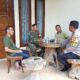 Babinsa Jatiasih dan Bhabinkamtibmas Eratkan Kebersamaan dengan Warga Melalui Komsos, Wujudkan Lingkungan Aman dan Nyaman