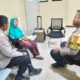 Polisi Antar Lansia Pikun Pulang: Wujud Kepedulian Polsek Kawasan Kali Baru terhadap Warga