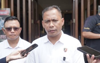 Cemburu Buta Berujung Tragis, Polsek Kebon Jeruk Rekonstruksi Kasus Penganiayaan Suami oleh Istri Sendiri