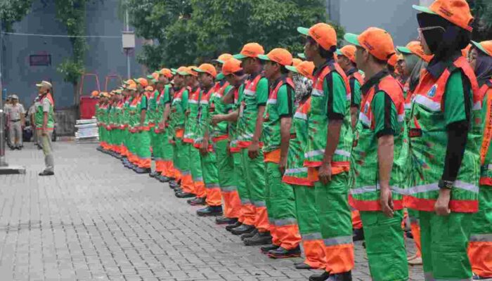 2.100 Petugas Kebersihan Siaga di Monas Jaga HUT ke-80 TNI Tetap Bersih
