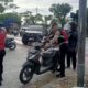 Humanis dan Tanggap, Anggota Polsek Cengkareng Bantu Pengendara Yang Mengalami Mogok saat Gatur Lalin