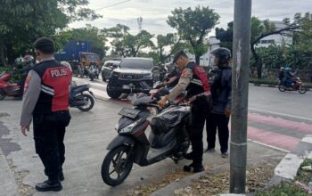 Humanis dan Tanggap, Anggota Polsek Cengkareng Bantu Pengendara Yang Mengalami Mogok saat Gatur Lalin