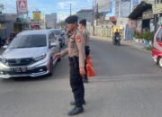 Personel Polsek Rawalumbu Atur Lalin Pagi di Gerbang Tol Bekasi Timur