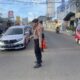 Personel Polsek Rawalumbu Atur Lalin Pagi di Gerbang Tol Bekasi Timur