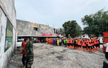Koramil 08 Johar Baru Bersama Tiga Pilar Kecamatan Grebek sampah di Kali Sentiong