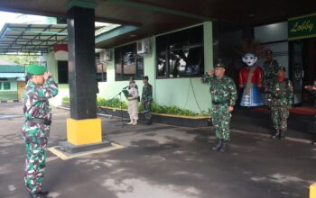 Letkol Inf Dian Aksmiyandita Inspektur Upacara Pengibaran Bendera Merah Putih 17-an di Makodim 0501/JP