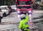 Respons Cepat! Anggota Satlantas Atasi Motor Terbakar di Lokasi Banjir Daan Mogot
