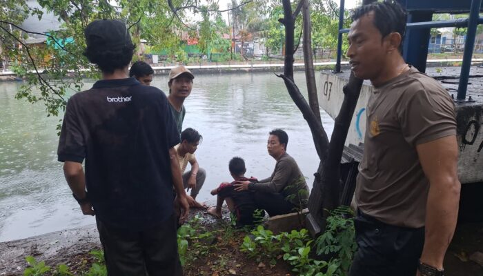 Sigap dan Responsif: Bhabinkamtibmas Koja Selamatkan Remaja yang Hampir Tenggelam