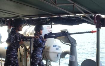 PRAJURIT KRI TELUK AMBOINA-503 MELAKSANAKAN LATIHAN PENEMBAKAN MERIAM DI LAUT JAWA
