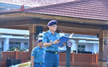 PIMPIN UPACARA BENDERA, ASINTEL PANGKOLINLAMIL, TEKANKAN DISIPLIN KEAMANAN, DAN ETIKA DIGITAL