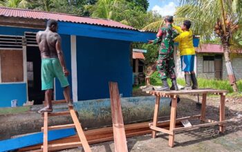 Babinsa Mapurujaya Gelar Komsos dan Bantu Warga Bangun Rumah di Kampung Hiripau