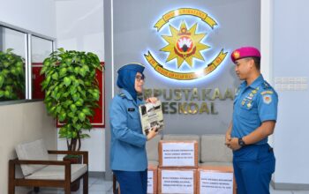 SESKOAL TERIMA SUMBANGAN BUKU DARI PASIS DIKREG SESKOAL ANGKATAN KE-64 TA 2025