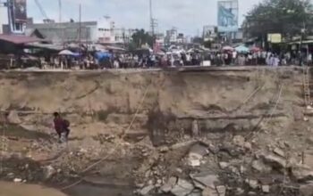 Brimob Aceh Pasang Tali Sling pada Jembatan Putus dan Geser Speed Boat untuk Mendukung Mobilitas Warga di Bireuen