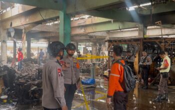 Brimob Polda Metro Jaya Pastikan Keamanan Pasca Kebakaran Pasar Induk Kramat Jati